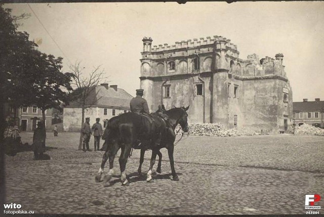 Lata 1915-1918 , Ratusz zniszczony podczas I wojny światowej.