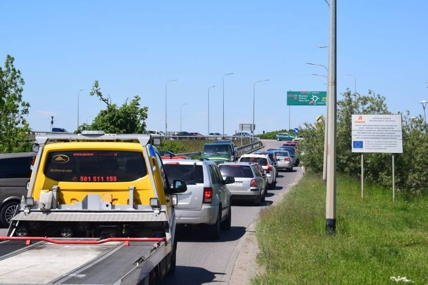 Ogromne korki na trasach prowadzących do nad morze tworzyły...