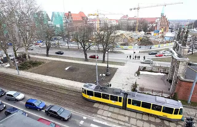 Trzy place Szczecina położone blisko siebie i graniczące ze sobą: Hołdu Pruskiego, Solidarności oraz Św.Piotra i Św. Pawła.