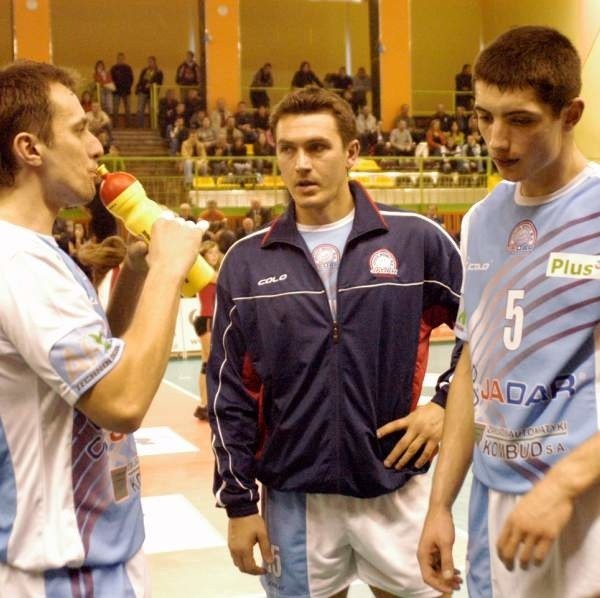 Mariusz Wiktorowicz (w środku) wczorajszym meczem z Politechniką Warszawską zakończył karierę zawodniczą.