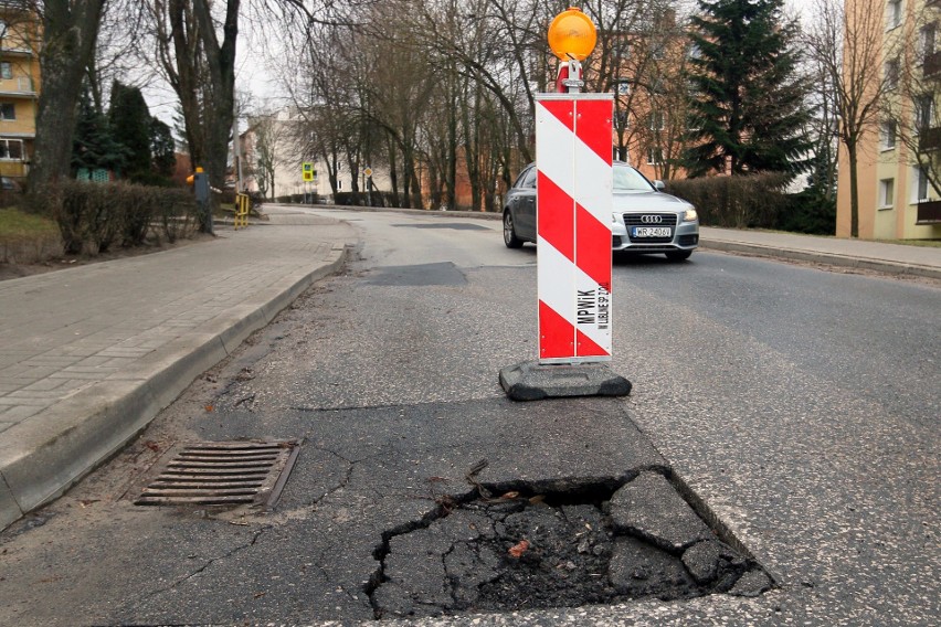 Niebezpieczna dziura w drodze na Puławskiej                       