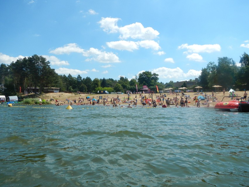 Tłumy na plaży w Pieczyskach, tłoczno od łodzi na Zalewie Koronowskim 