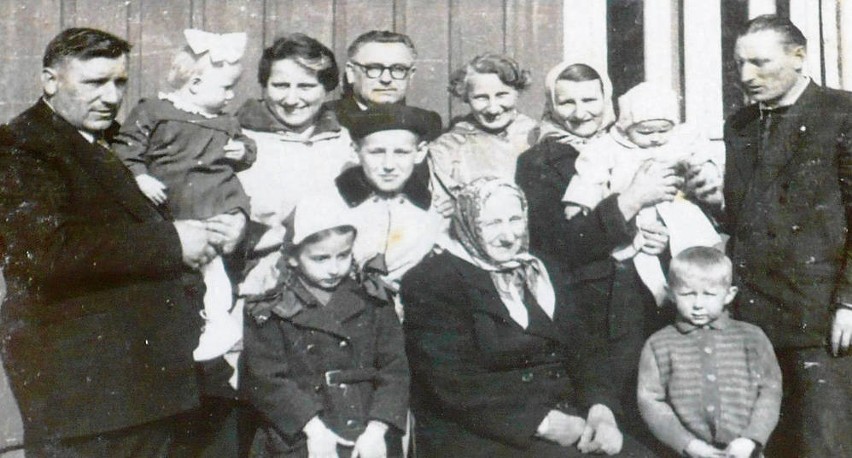 Kazimierz, Bolesław i Tadeusz Ślusarczykowie z rodzinami