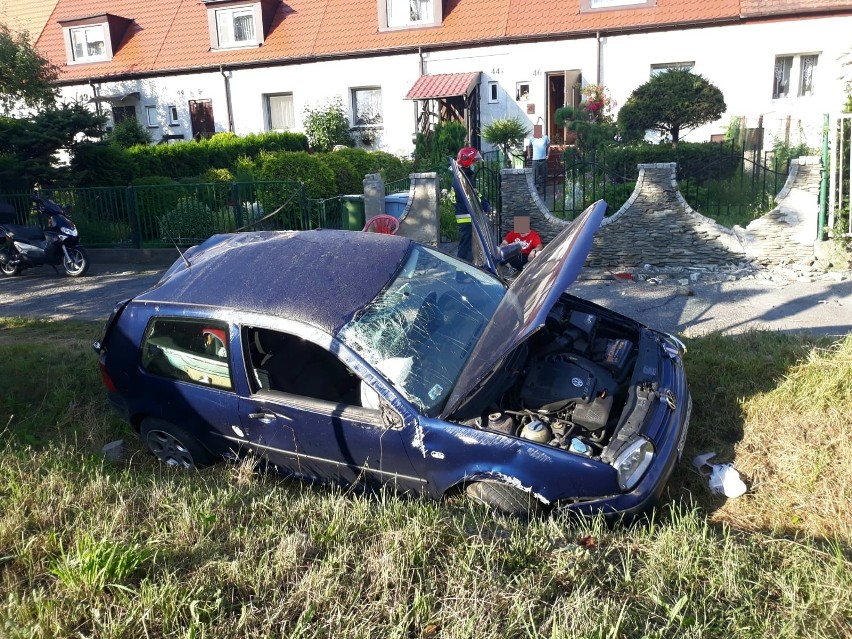 Groźny wypadek na Maślickiej przy AOW. Auto dachowało i uderzyło w płot posesji (ZDJĘCIA)