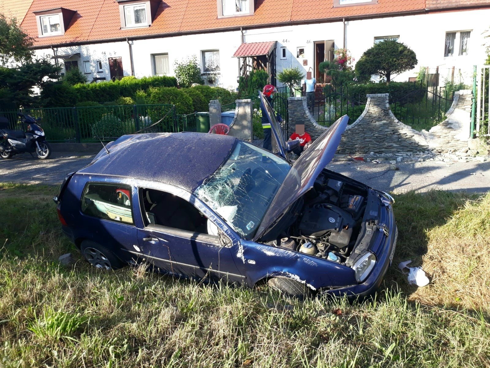Groźny Wypadek Na Maślickiej Przy Aow. Auto Dachowało I Uderzyło W Płot Posesji (Zdjęcia) | Gazeta Wrocławska