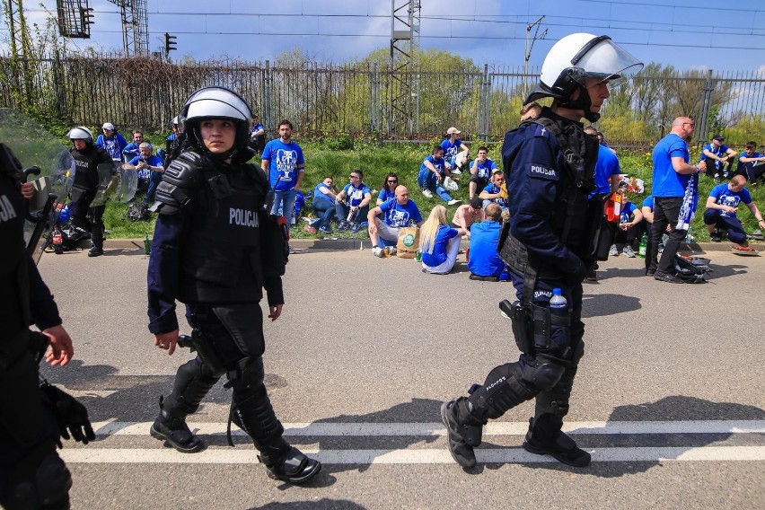 Zobacz kolejne zdjęcia. Przesuwaj zdjęcia w prawo - naciśnij...