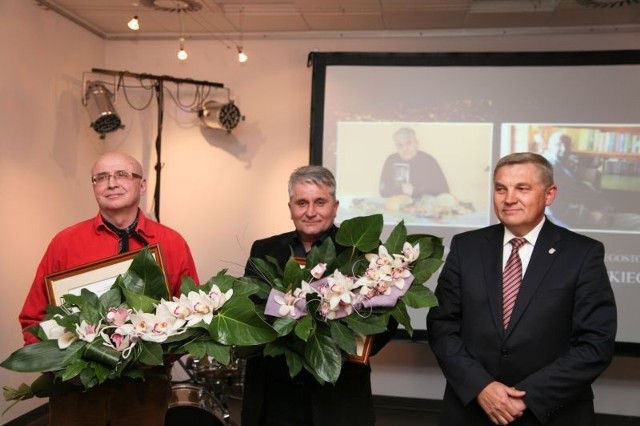 Jana Kamińskiego (z lewej)  wyróżniono za "Książkę meldunkową", Michała Androsiuka doceniono za "Białego konia". Obaj otrzymali po 16 tys. złotych.   