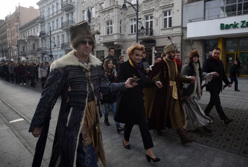 Maturzyści zatańczyli poloneza na ul. Piotrkowskiej [FILM, zdjęcia]