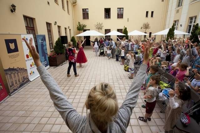 Biblioteka im. dr.W Bełzy Festiwal książki obrazkowejimpreza dla dzieci na dziedzińcu biblioteki