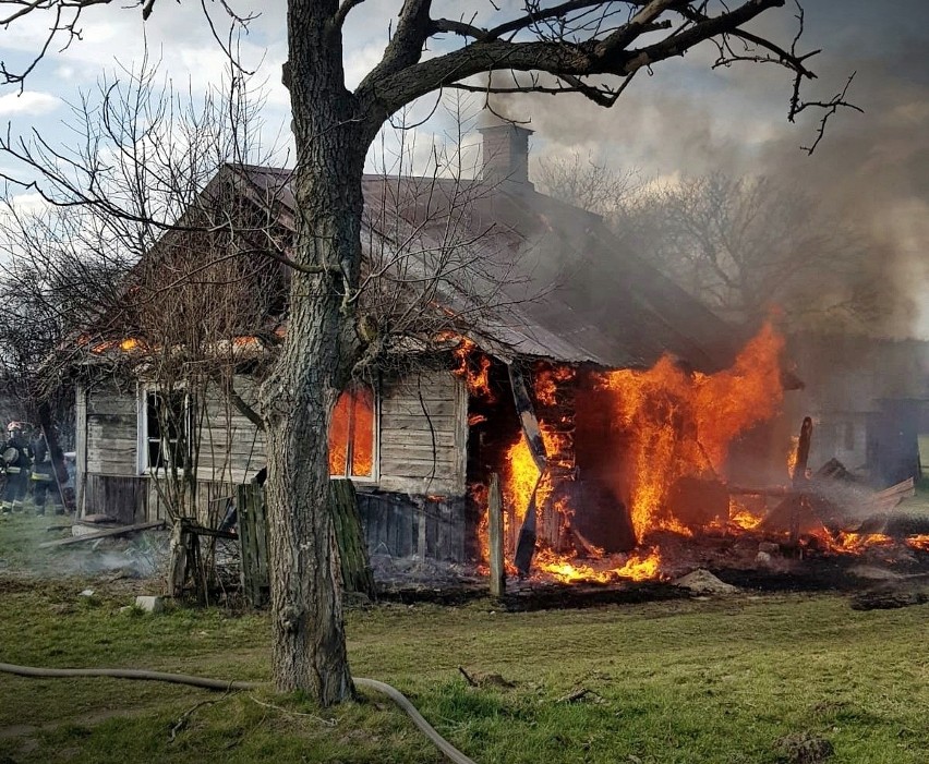 Powiat puławski. Tragiczny pożar drewnianego domu w Śniadówce. Zginęło dwoje ludzi