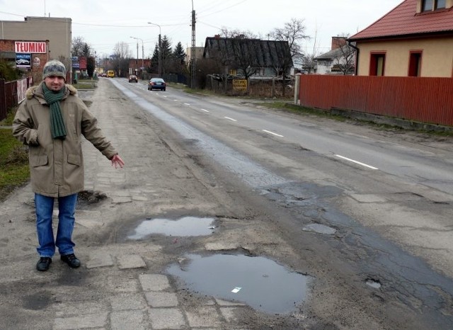 - Na tym chodniku można łatwo potknąć się o nierówne i połamane płyty &#8211; mówi Karol Marszałek, mieszkaniec Młodzianowa.