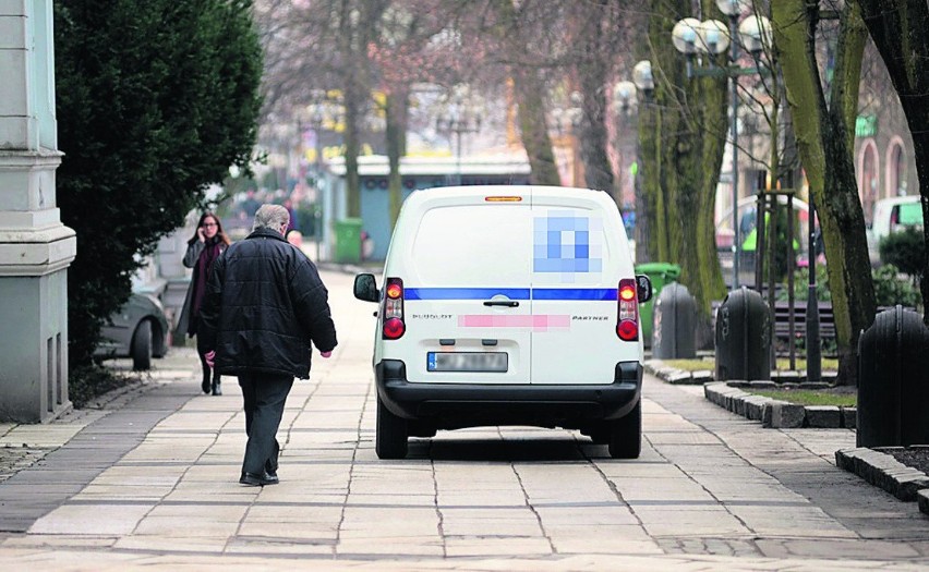 Wielu kierowców przejeżdża przez deptak po to, by skrócić...