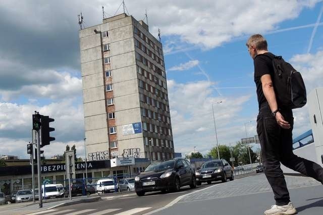 O remont wieżowca ZDZ upominał się toruński magistrat. Burowiec szpeci otoczenie nowego mostu