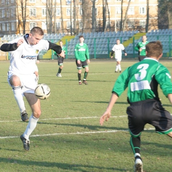 Łukasz Czyżyk z Ruchu Wysokie Mazowieckie (z piłkš) został nowym piłkarzem Stali Stalowa Wola.