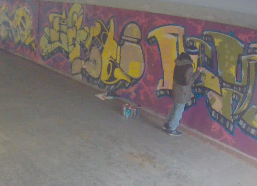 Graficiarz złapany na gorącym uczynku przez SM. Malował tunel pod al. Niepodległości w Sopocie - nikt z przechodzących nie zareagował 