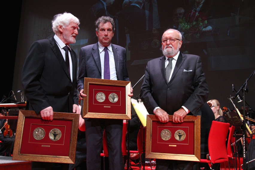 Wręczenie Medali Per Artem ad Deum w 2015 r. Od lewej...