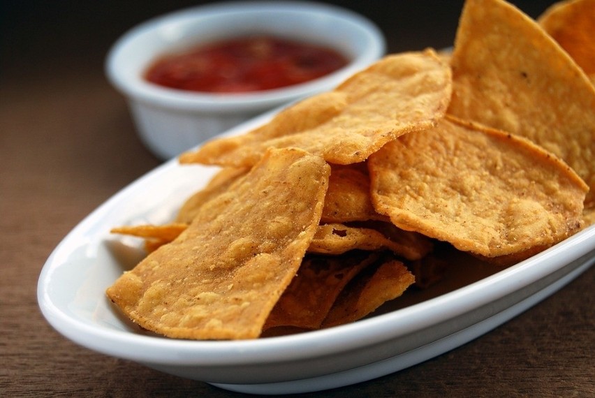 chipsy: 100 gramów – 500 kcal