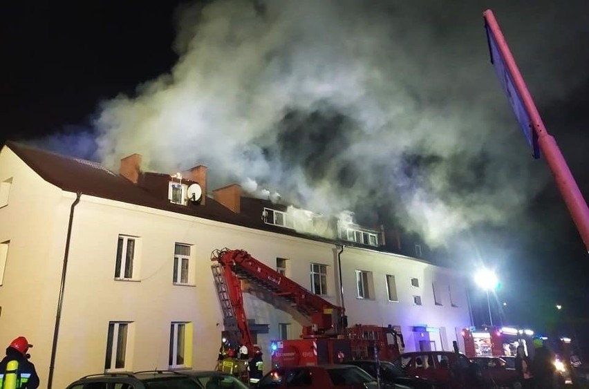 Hajnówka. Pożar poddasza w bloku przy ul. Piłsudskiego. Ewakuowano wszystkich mieszkańców (zdjęcia) 