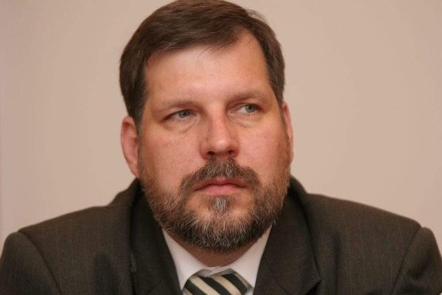 Piotr Mówiński sądzi, że zarząd nie jest w stanie samodzielnie uratować powiatu