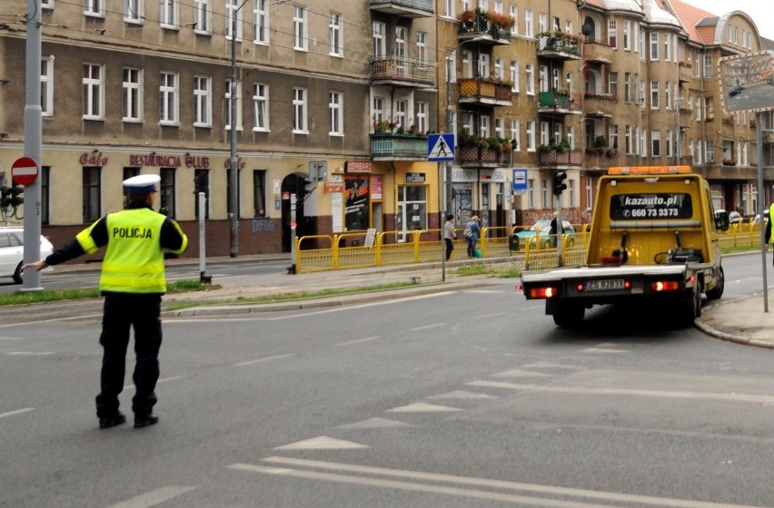 Dachowanie na skrzyżowaniu Bohaterów Warszawy i Jagiellońskiej