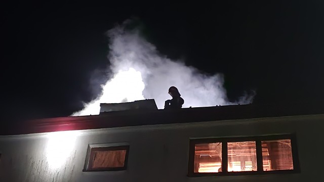 Strażacy zmagali się z pożarem sadzy w kominie domu w Skaryszewie.