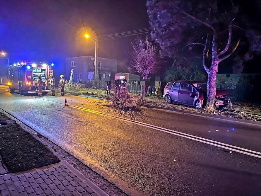 Samochód uderzył w drzewo w Damasławku. Na miejsce wezwano...