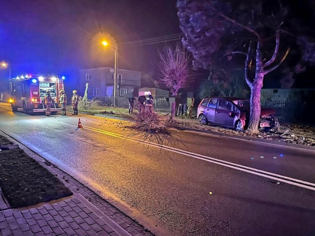 Samochód uderzył w drzewo w Damasławku. Na miejsce wezwano straż pożarną