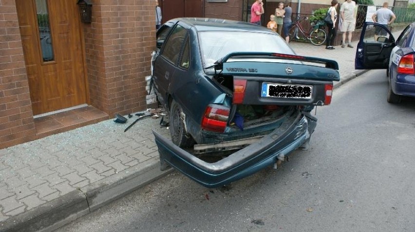 Wypadek w Zdunach: Samochód wbił się w budynek! Czytaj...