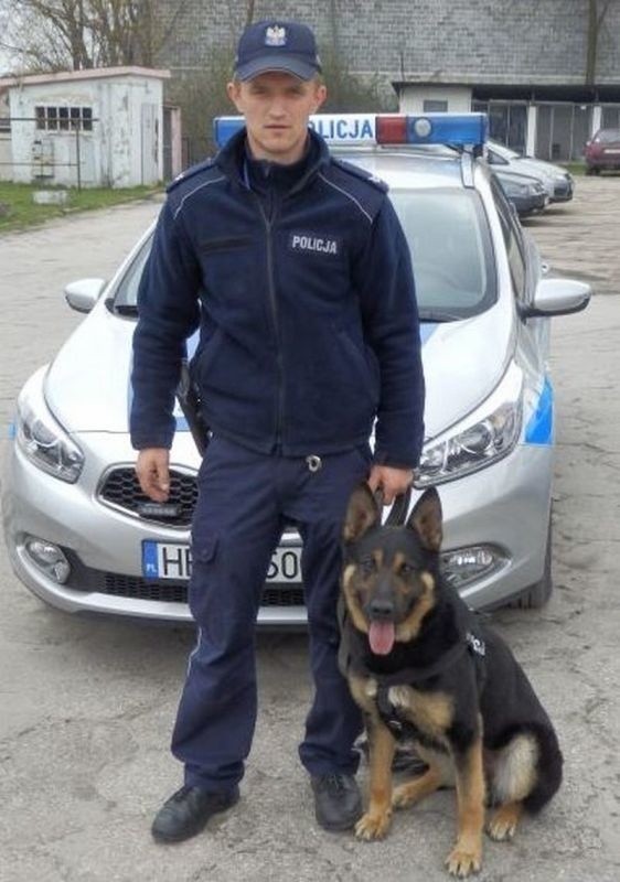 Starszy sierżant Krzysztof Żarski z psem, który wytropił...