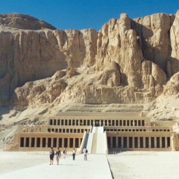 Będąc w Egipcie warto wybrać się do świątyni Hatszepsut.