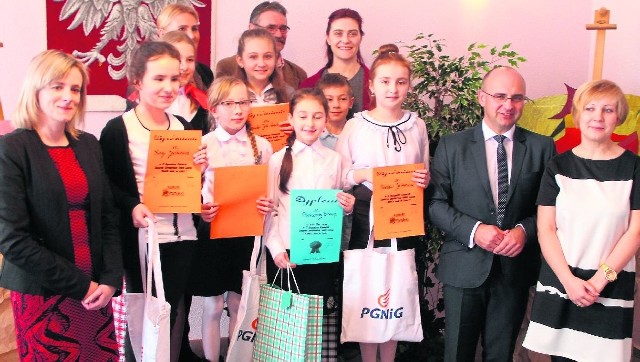 Laureaci konkursu gwary świętokrzyskiej w Suchedniowie.