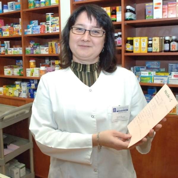 Apteka Centralna w szpitalu WCM. Alicja Gadziniowska trzyma w ręku listę osób zapisanych na szczepionkę.