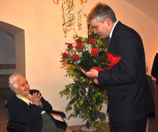 Życzenia i kwiaty od władz powiatu staszowskiego przekazał Szanownej Jubilatce wicestarosta Tomasz Fąfara.
