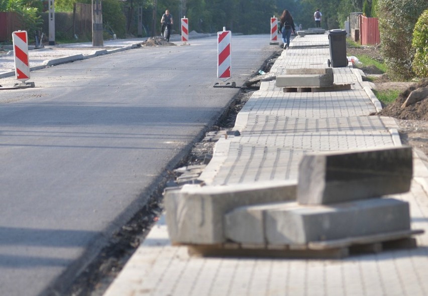Budowa ulicy Szydłowieckiej w Radomiu. Pracują brukarze, powstaje ścieżka dla rowerzystów