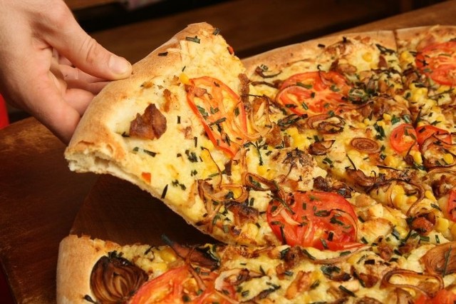 Pizza &#8222;Kokocha&#8221; z aromatycznym sosem czosnkowym to jedna z propozycji kieleckiego Biesiadowa.
