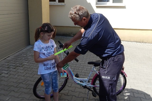 Z każdym dniem przybywa oznakowanych rowerów na terenie powiatu radziejowskiego. Policjanci wykorzystują każdą okazję, aby dodatkowo je zabezpieczyć.