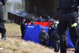 Zwłoki w Nysie Kłodzkiej. Odnaleziono ciało zaginionego Bartosza Nizińskiego. Na miejscu strażacy i policja