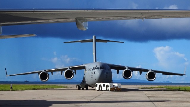 Amerykańskie samoloty transportowe, zwiadowcze i latająca cysterna nad Polską. Zobacz, jakie samoloty wojskowe można zaobserwować nad Świętokrzyskiem na flightradar24.com.