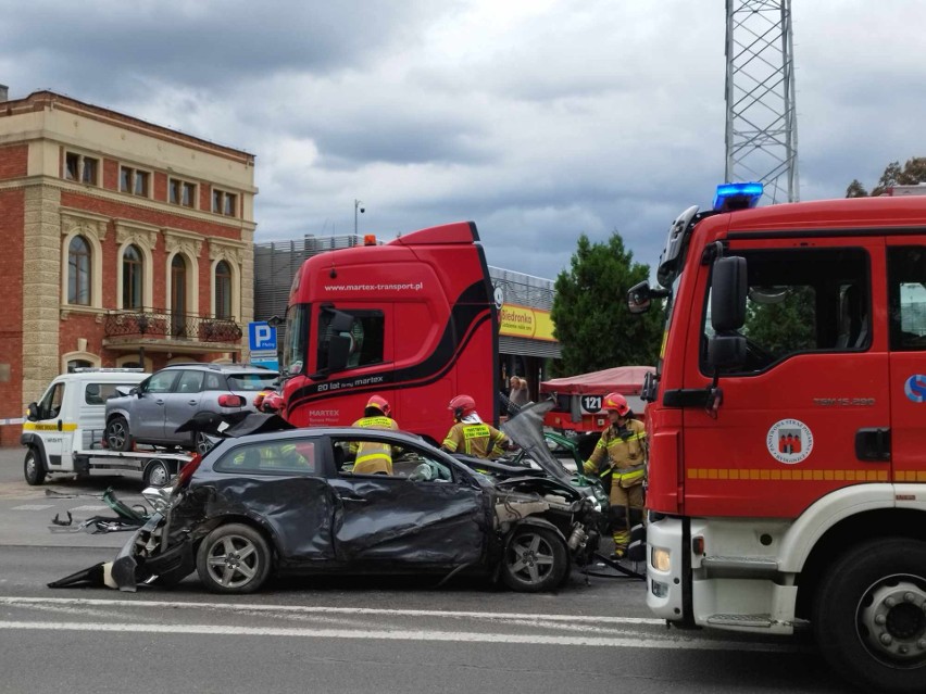 Poważny wypadek na skrzyżowaniu Kamiennej i Gdańskiej w Bydgoszczy! Auta zmiażdżone przez ciężarówkę