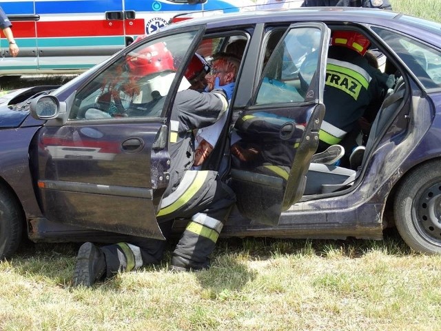Strażacy zaprezentowali działania ratownicze po pozorowanym wypadku autobusu z samochodem osobowym.
