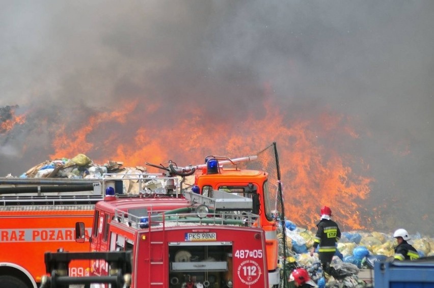 Piotrowo Pierwsze: Potężny pożar składowiska odpadów. Jedna...