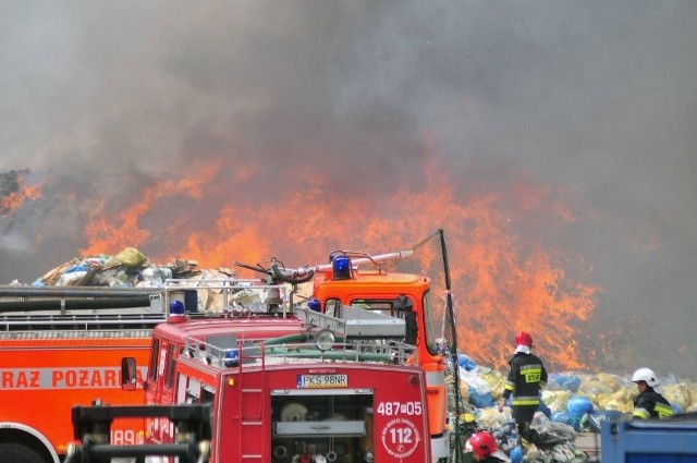 Piotrowo Pierwsze: Potężny pożar składowiska odpadów. Jedna osoba ranna