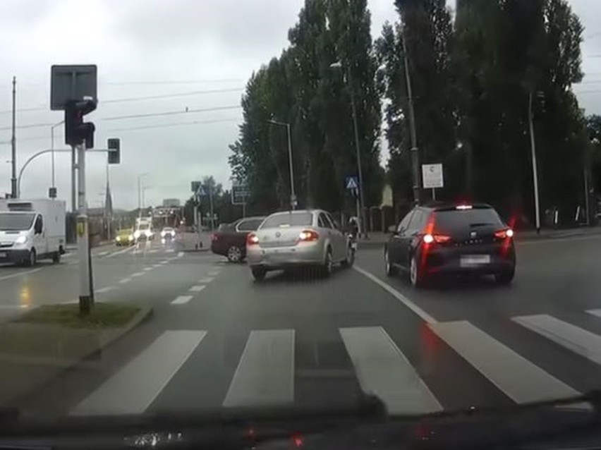Na nagraniu widać, jak kierowca skody skręcając w lewo...