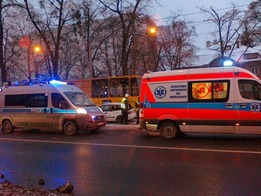 Wypadek na Powstańców Śląskich. Tramwaje już jeżdżą na Krzyki (ZDJĘCIA)