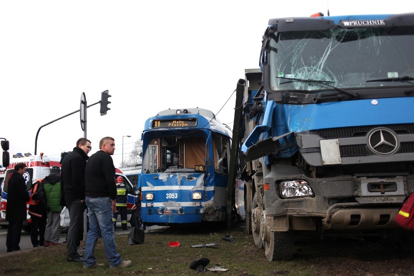 Wypadek na rondzie Grzegórzeckim w Krakowie.