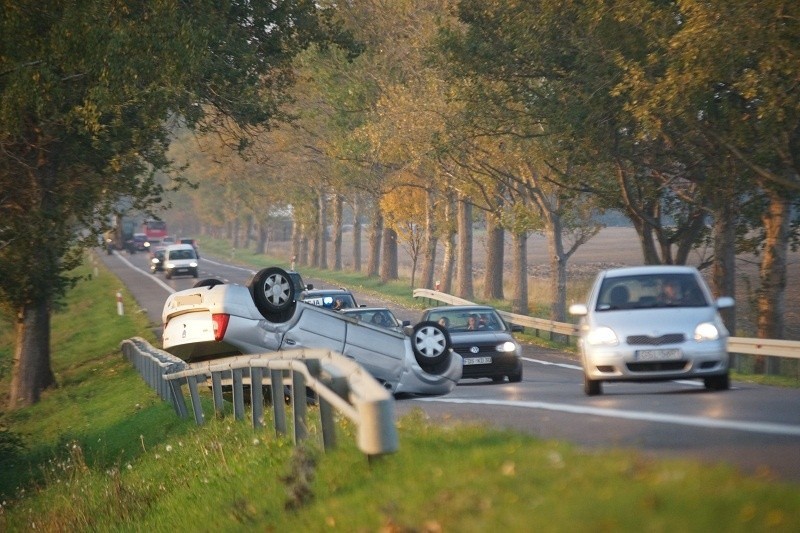  Wypadek koło Bydlina. Dachował samochód