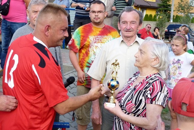 Statuetka dla rodzicówPamiątkową statuetką otrzymali państwo Kwiatkowscy