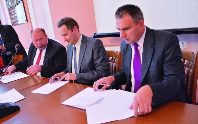 Od lewej: burmistrz Jarosławia Waldemar Paluch, burmistrz Radymna Krzysztof Roman i wójt gminy Radymno Bogdan Szylar