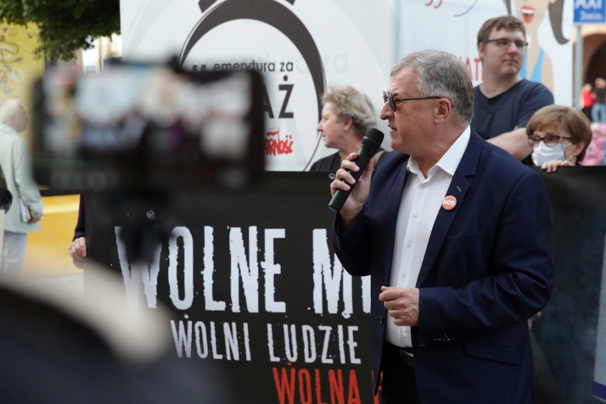 Pikieta „w obronie wolnych mediów” pod biurem PiS w Lublinie. Zobacz zdjęcia   