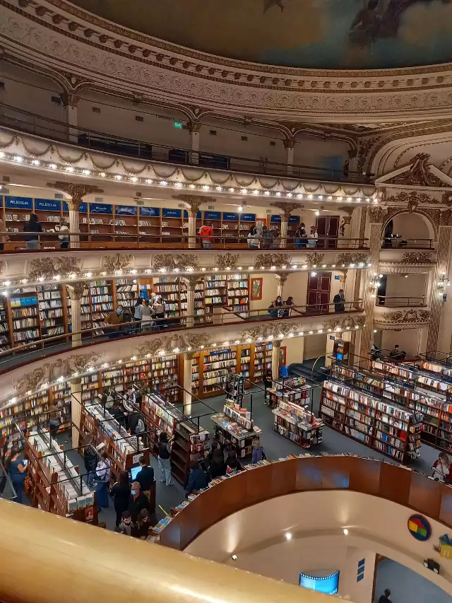 Biblioteki to szczególne miejsca, dla których architekci nie szczędzą fantazji. Niektóre zapierają dech w piersiach. Jedna z najpiękniejszych bibliotek na świecie znajduje się w Buenos Aires. To Ateneo Grand Splendid widoczna na zdjęciu. Zobacz inne wyjątkowe biblioteki z całego świata.